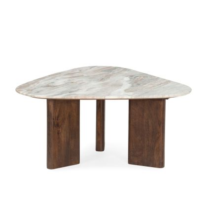 Mesa de centro nórdica moderna con sobre de mármol blanco y base de madera marrón.
