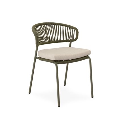 Silla de exterior étnica en acero galvanizado, cuerda verde y cojín en tejido gris claro.