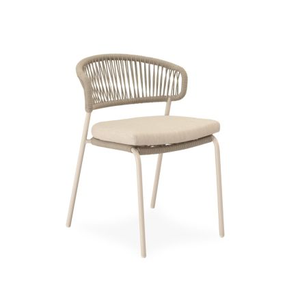 Silla de exterior étnica en acero galvanizado, cuerda beige y cojín en tejido gris claro.