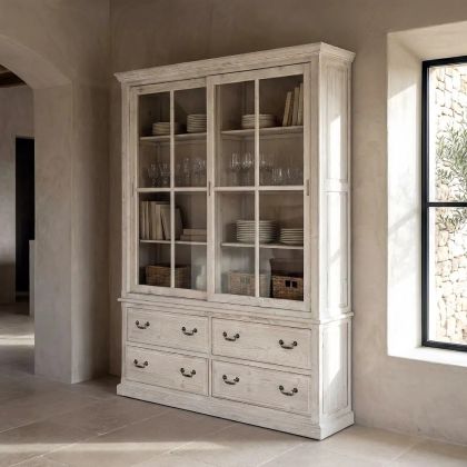 Alacena en madera de pino blanco rozado con puertas correderas de cristal.