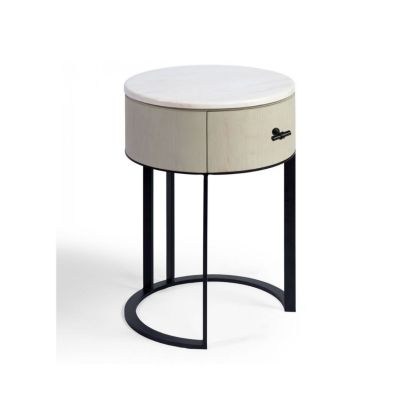 Mesita de noche de diseño moderno con sobre de piedra blanco, madera blanca grisácea y patas de metal negro.