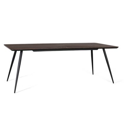 Mesa de comedor estilo industrial en madera de teca reciclada marrón oscuro con patas de hierro negro.
