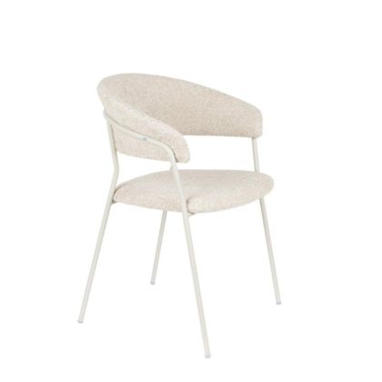 Silla nórdica en metal blanco roto tapizado en tela beige.