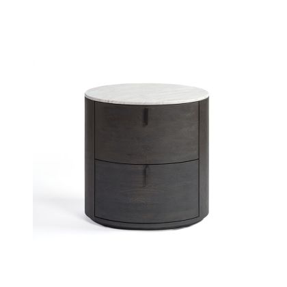Mesita de noche de diseño moderno en madera de roble negro y marrón con sobre de piedra blanca.