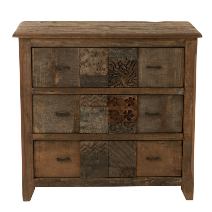 Cómoda vintage en madera marrón y tiradores metálicos oscuros.