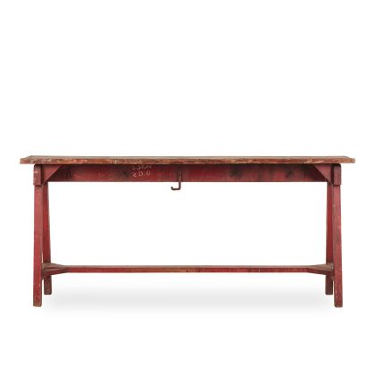 Consola antigua vintage en madera natural y hierro rojo desgastado.