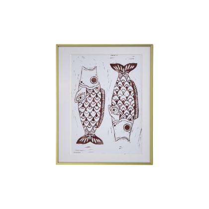 Cuadro moderno con ilustración de peces en vidrio, aluminio dorado y papel burdeos.