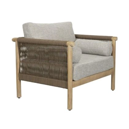 Sillón de exterior nórdico en madera de acacia grisácea con cojines beige.