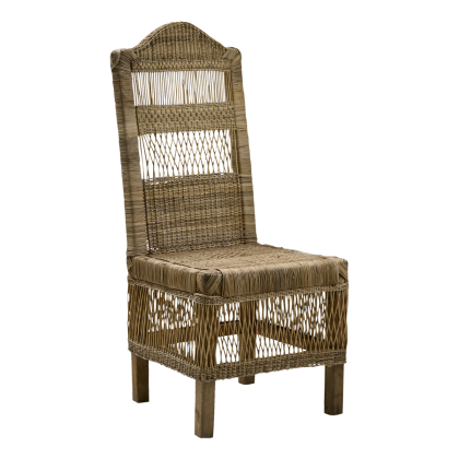 Silla con respaldo alto tropical en madera y ratán natural.