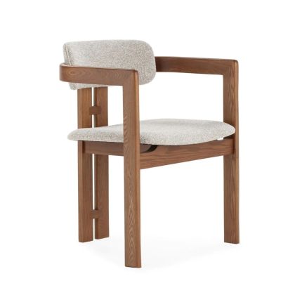 Silla nórdica en madera de fresno nogal y tela gris.