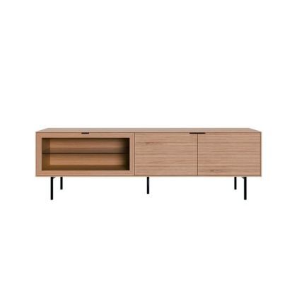 Mueble de TV nórdico en madera de roble y chapado de roble natural con patas en metal negro.