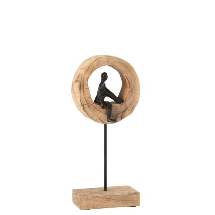 Figura decorativa pensativa en madera de mango natural y aluminio negro.