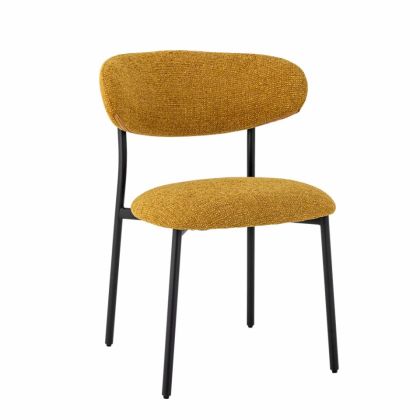 Silla contemporánea estructura de madera tapizado en tela chenilla amarilla y patas de metal negro.