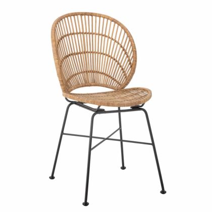 Silla étnica en ratán natural y patas de metal negro.