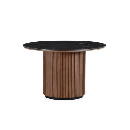 Mesa de comedor de diseño moderno con sobre de mármol negro marquina y una base de madera nogal y metal negro.