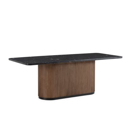 Mesa de comedor de diseño moderno con sobre de mármol negro marquina y una base de madera nogal y metal negro.