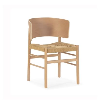 Silla étnica con estructura de madera de haya y asiento de cuerda natural.