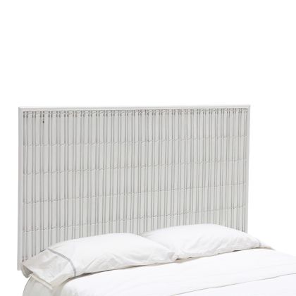 Cabecero de cama vintage en metal y mimbre blanco.
