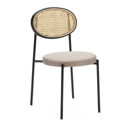 Silla Apilable contemporánea en Metal negro, Ratán  natural y Tela gris.
