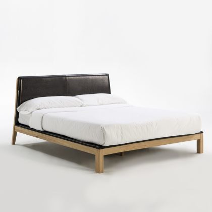 Cama Confort en Madera de Fresno Natural y Tapizado de P.Piel Negro.