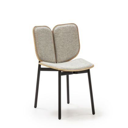 Silla Contemporánea en Tela Gris, Madera Natural y Metal Negro.