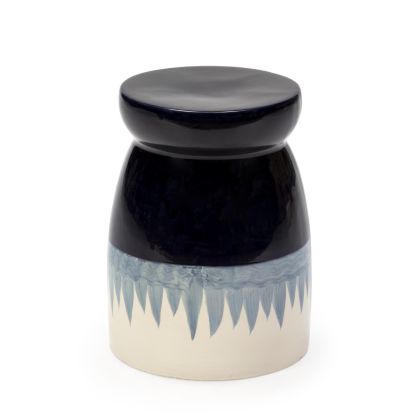 Taburete o elemento decorativo Estilo Vintage en cerámica blanca, azul y negro.