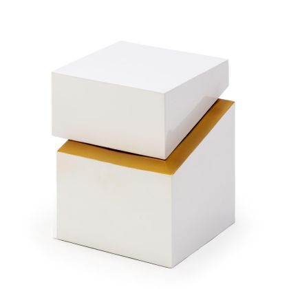 Mesa Auxiliar Contemporánea en Metal Blanco y Dorado.