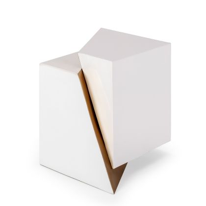 Mesa auxiliar geométrica moderna en metal blanco y dorado.