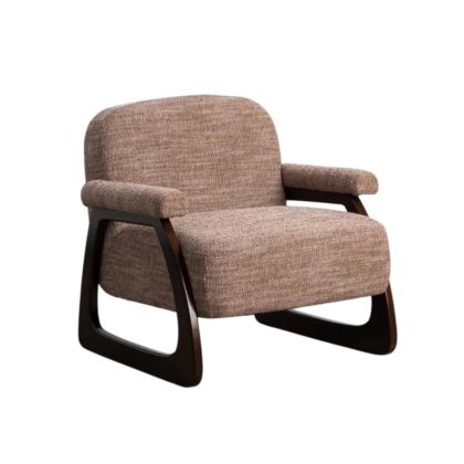 Sillón nórdico moderno en madera de caucho oscura tapizada en tejido beige-marrón.