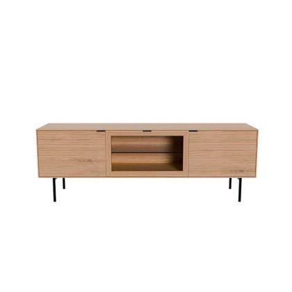 Mueble de TV nórdico en madera de roble y chapado de roble natural con tiradores y patas en metal negro.