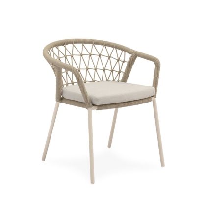 Silla de exterior étnica en acero galvanizado, cuerda   beige y cojín en tejido gris claro.