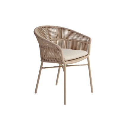 Silla nórdica trenzada en cuerda tono arena y cojín beige.