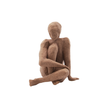 Figura de mujer contemporánea en cerámica marrón.