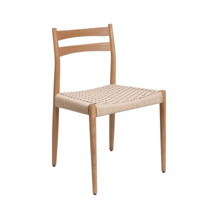 Silla étnica en madera de roble natural con asiento de cuerda beige.