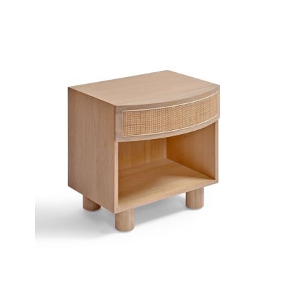 Mesita de noche nórdica en madera de roble y frontal de ratán natural.