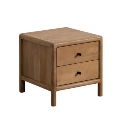 Mesita de noche nórdica en madera de mango natural con tiradores metálicos negros.