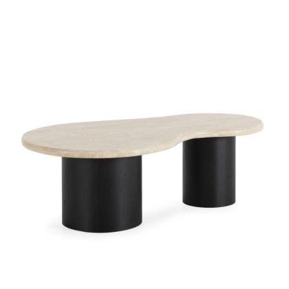 Mesa de centro de diseño moderno de forma orgánica con sobre de mármol travertino y base de chapa de fresno negro.