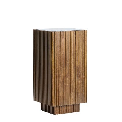 Pilar nórdico moderno con lamas de madera verticales y sobre de cristal marrón.