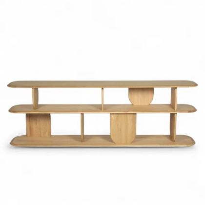 Estantería baja nórdica con 3 estantes en madera de robla natural claro.