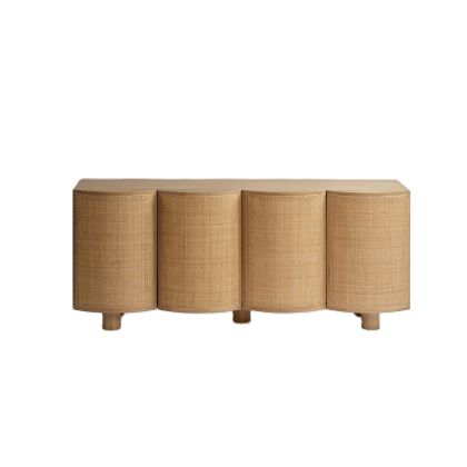 Aparador nórdico en madera de roble claro y puertas de ratán natural.