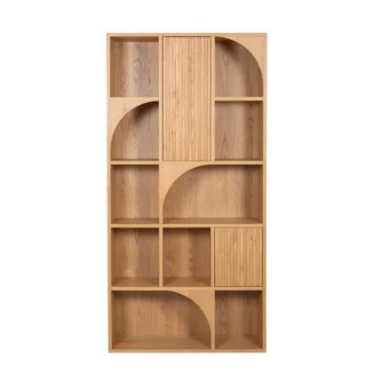 Librería en roble natural con 10 nichos y 2 puertas.