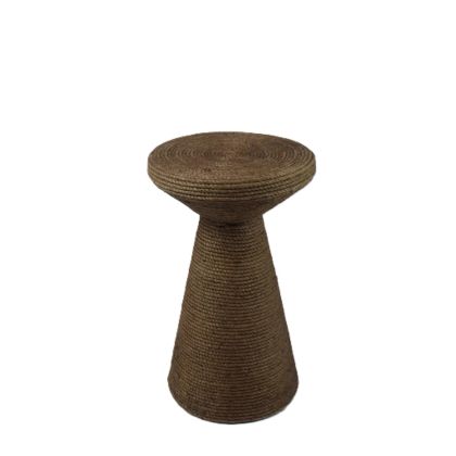 Taburete o mesa baja étnica trenzado en yute natural con una estructura de hierro.