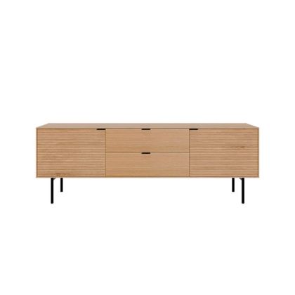 Mueble de TV nórdico en madera de roble y chapado de roble natural con tiradores y patas en metal negro.