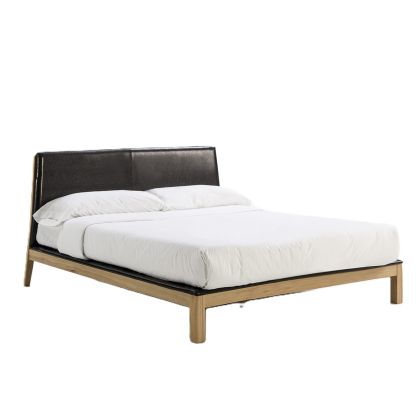 Cama nórdica moderna en madera de fresno natural y tapizada en piel negra.