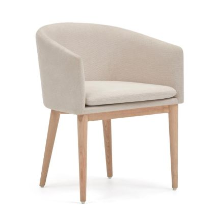 Silla nórdica en madera de fresno tapizada en tela beige.
