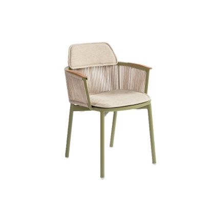 Sillón de comedor tropical en cuerda tono arena, aluminio verde y detalles de madera en los brazos.