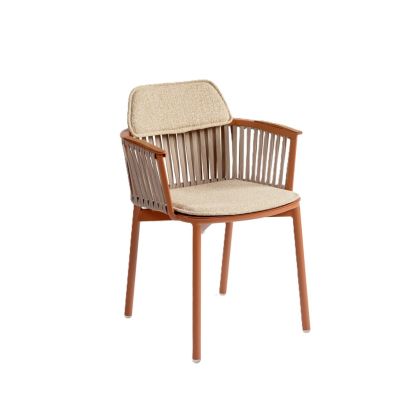 Sillón de comedor nórdico en cuerda tono arena, aluminio marrón arenisco y detalles de madera en los brazos.