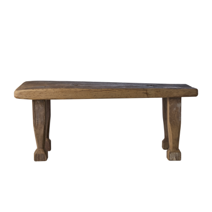 Mesa auxiliar rústica en madera con vetas natural.