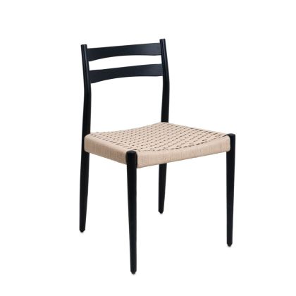 Silla nórdica en madera de roble negro con asiento de cuerda beige.