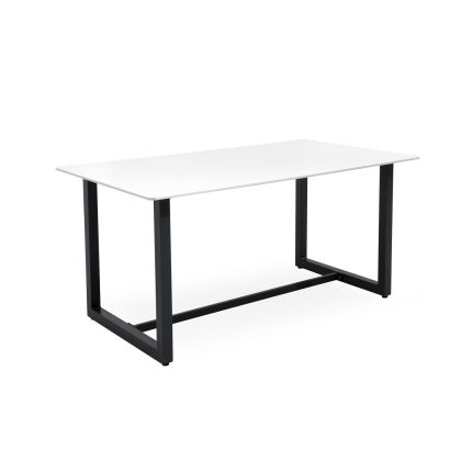 Mesa de comedor exterior moderna en porcelánico  blanco y acero galvanizado negro.